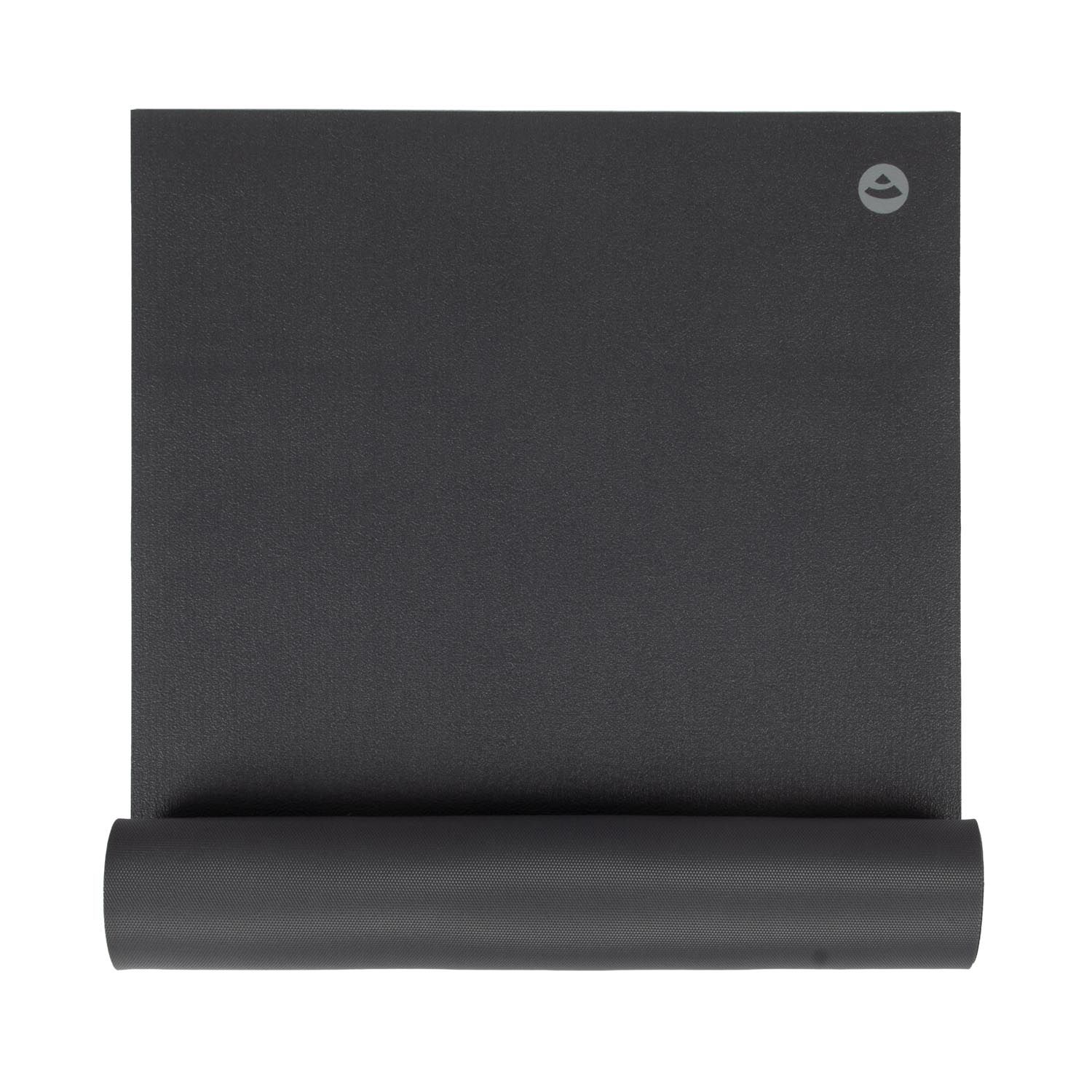 Donkergrijze yogamat, gedeeltelijk opgerold, met logo. Op witte achtergrond.