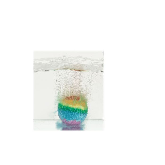 Badbal in water, bruisend. Regenboogkleuren zichtbaar.