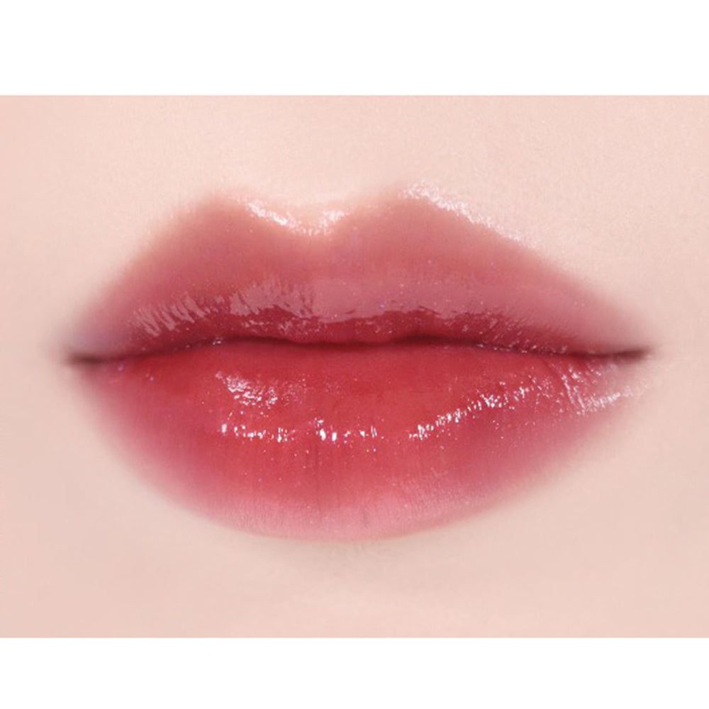 Close-up van lippen met glanzende, rode liptint. De lippen zijn lichtjes geopend.