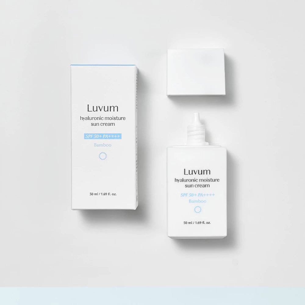 Crème hydratante LUVUM à l'acide hyaluronique SPF 50+ PA++++ en emballage. Tube et boîte blancs avec texte bleu.