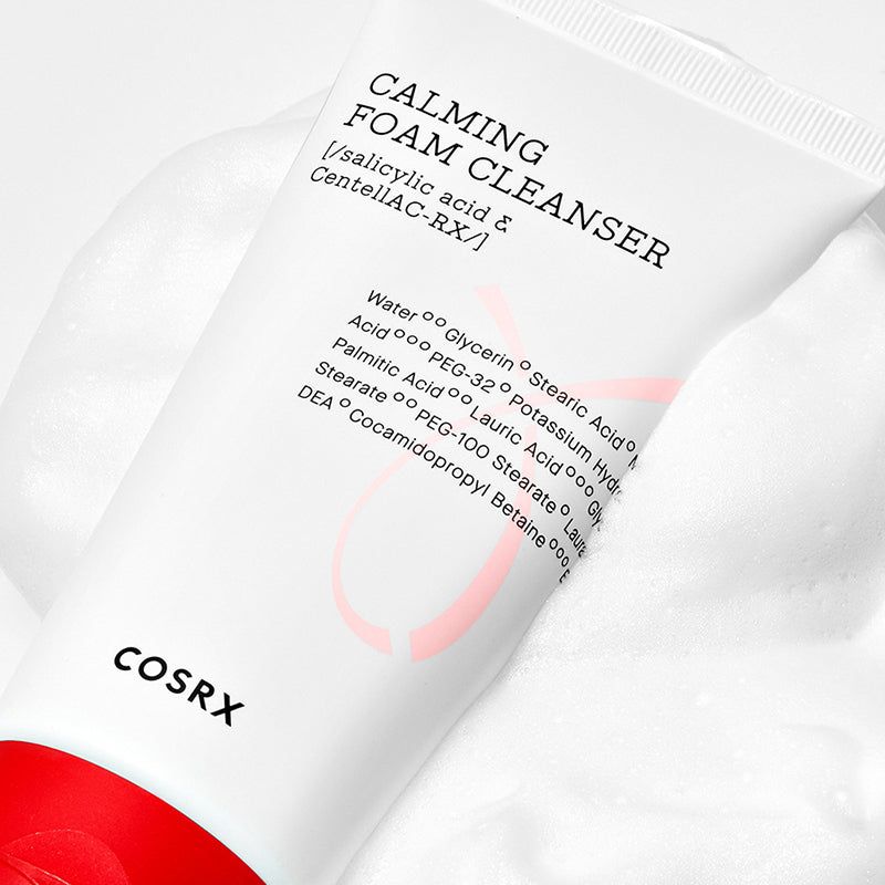 Witte tube met rode dop in schuim. Opschrift: Calming Foam Cleanser, ingrediënten. Merk: COSRX.