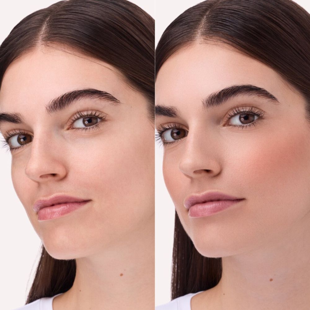 Deux portraits d'une femme. À gauche sans maquillage, à droite avec du blush sur les joues. Lumière naturelle, gros plan.