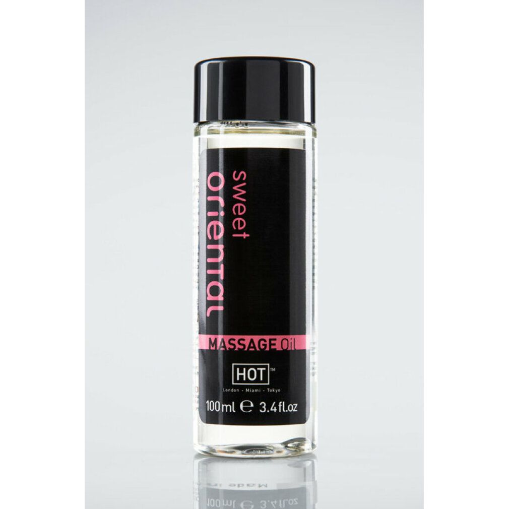 Transparante fles met zwarte dop en etiket. Opschrift: "Sweet Oriental", "Massage Oil", "HOT".