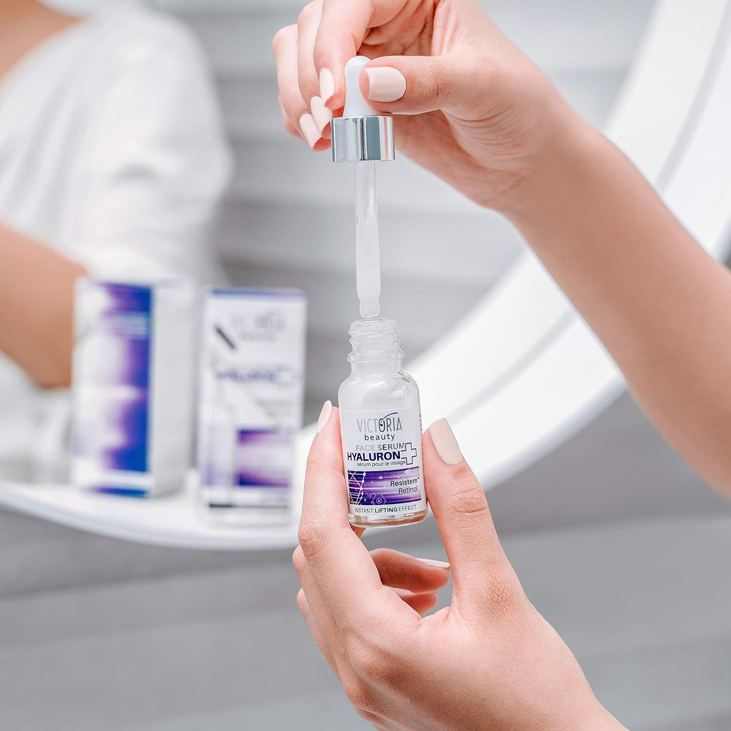 Victoria Beauty Hyaluron Serum flesje met pipet in de hand.
