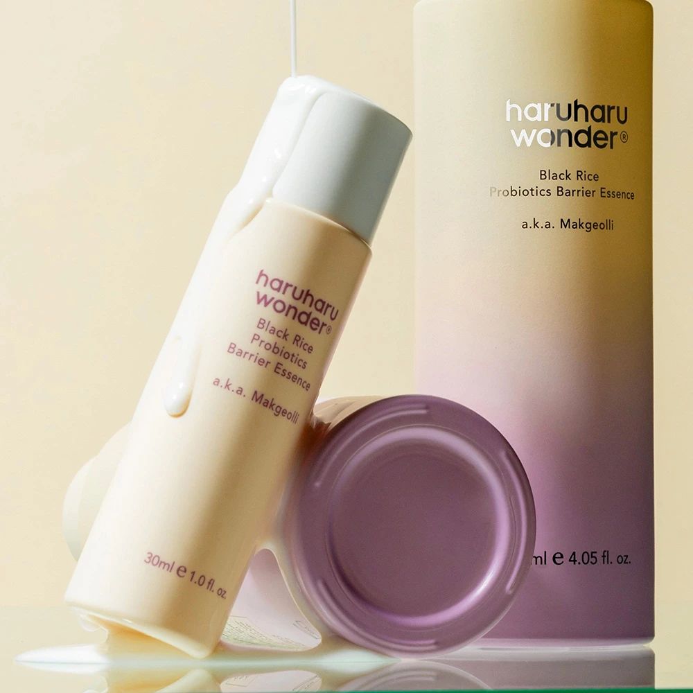 Beige fles en paarse container met product. Opschrift: haruharu wonder Black Rice Probiotics Barrier Essence. 30ml e 1.0 fl. oz.