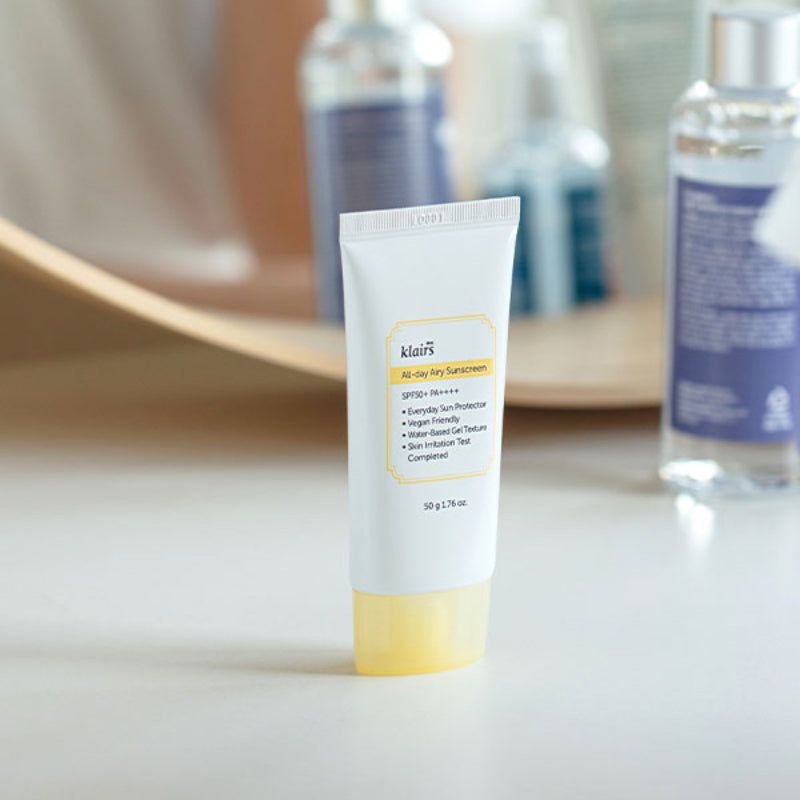 Witte tube met gele dop op een tafel. Opschrift: klairs All-day Airy Sunscreen SPF50+ PA++++. 50 g 1.76 oz.
