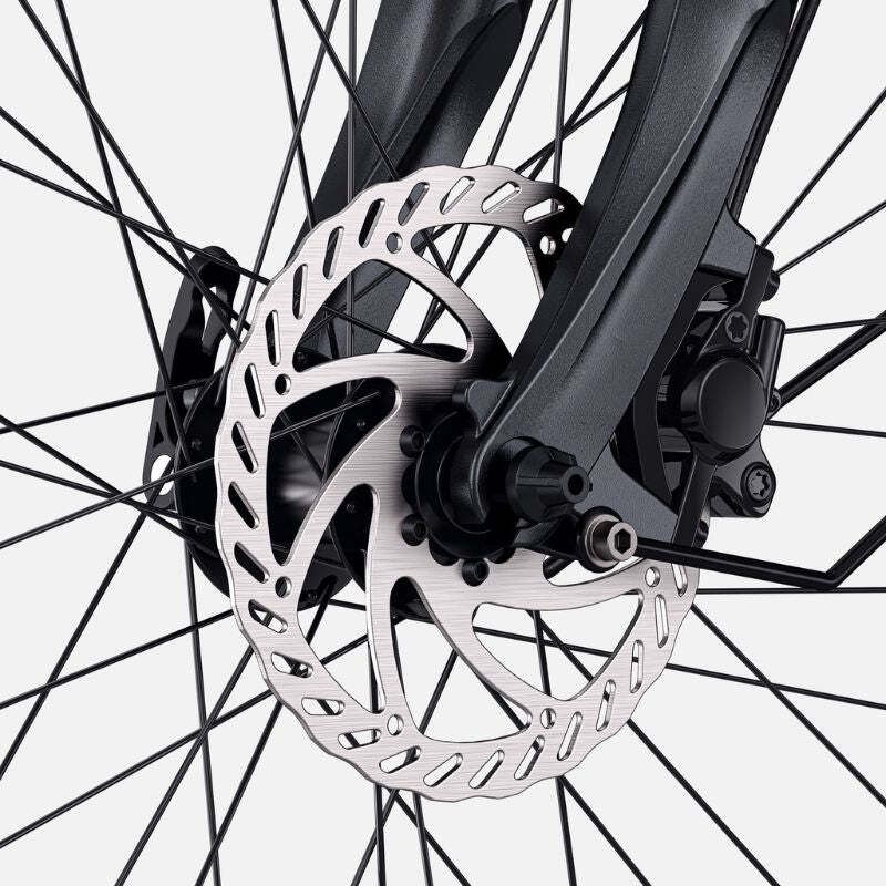 Gros plan du disque de frein d'un vélo. Argenté avec trous, entouré de rayons.