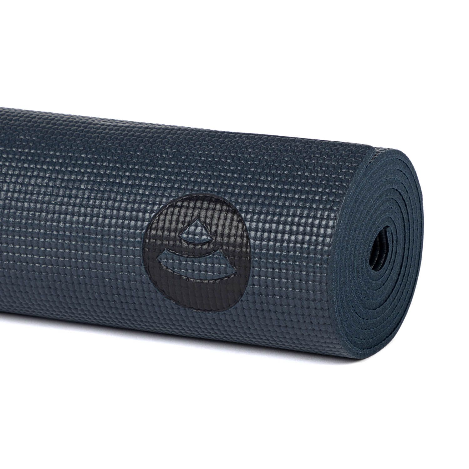 Opgerolde donkerblauwe yogamat met logo. Op witte achtergrond.