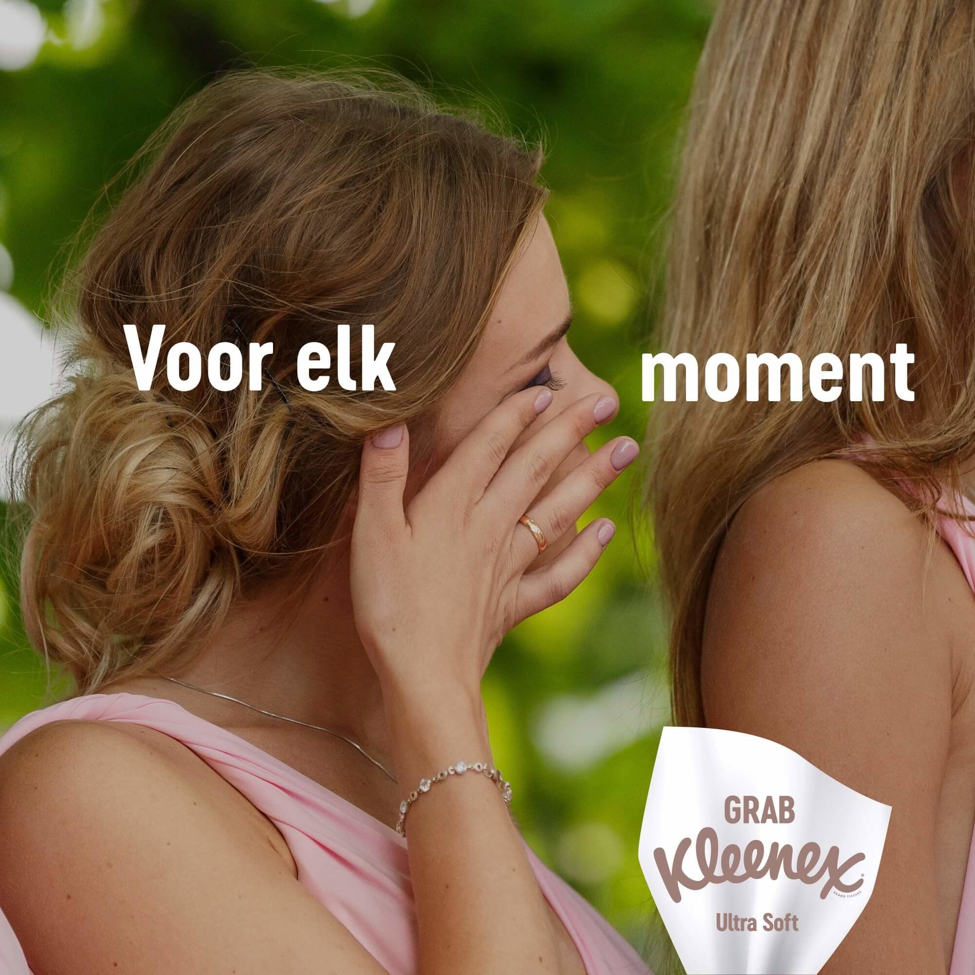 Femme essuyant ses larmes. Paquet Kleenex Ultra Soft en arrière-plan.