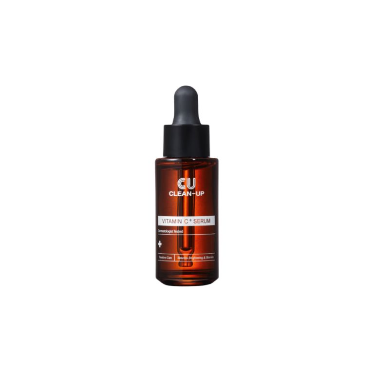 Bruine glazen fles met zwarte druppelaar. Opschrift: CU CLEAN-UP, Vitamine C Serum. Dermatologisch getest.