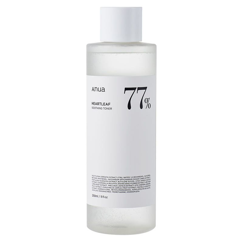 Transparante fles met witte dop. Etiket met "Anua", "77%" en "Heartleaf Soothing Toner". Tekst onderaan.