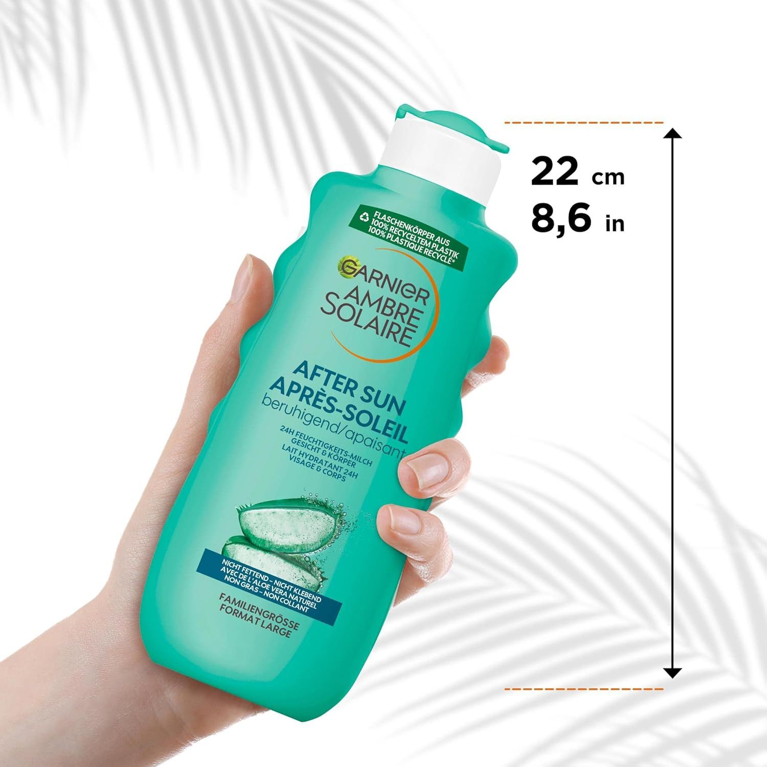 Garnier Ambre Solaire Après-Soleil. Bouteille verte, 22 cm de haut. Texte: Apaisant, 24h hydratation, non collant, format familial.