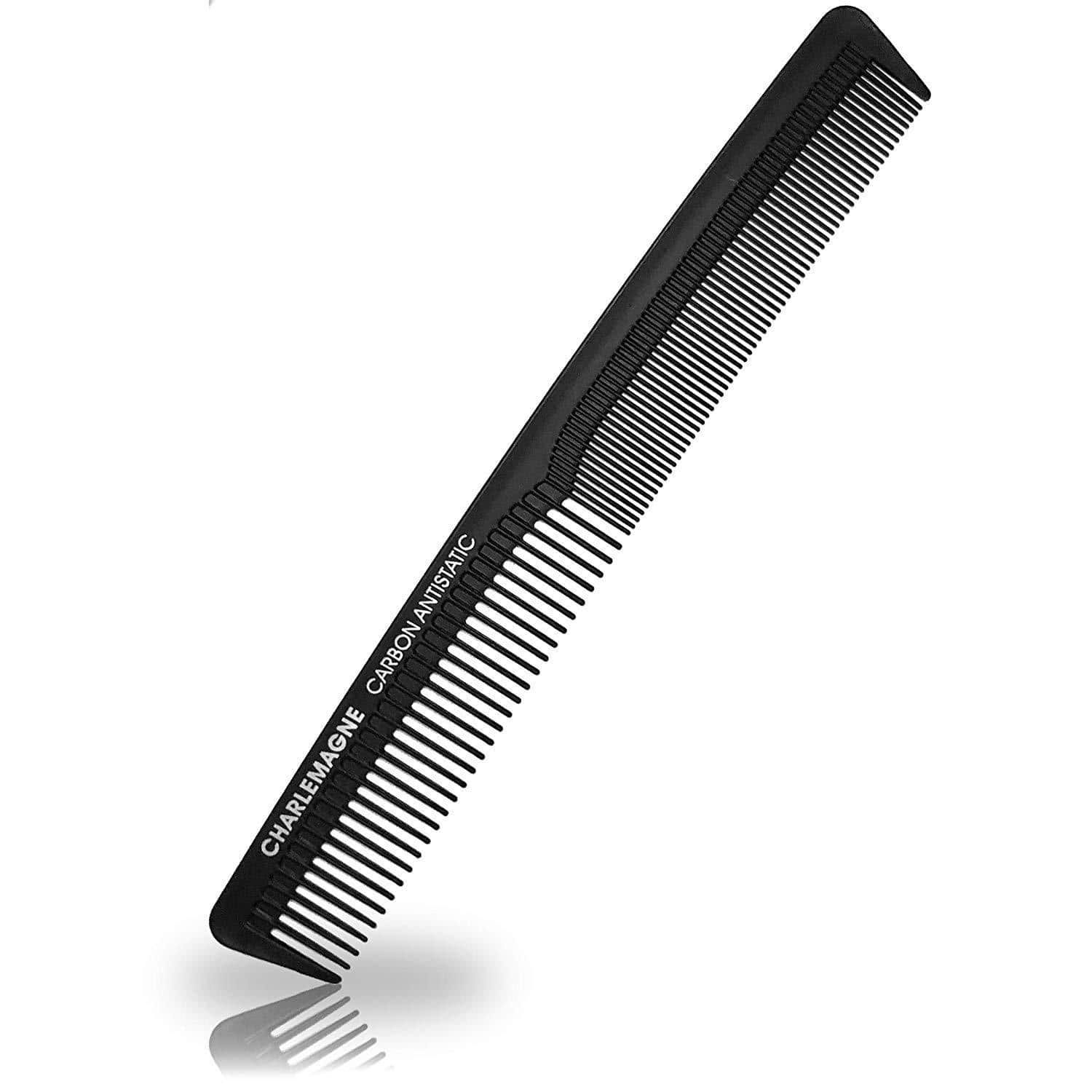 Zwarte kam met fijne tanden. Opschrift: CHARLEMAGNE CARBON ANTISTATIC. Schuin van bovenaf gefotografeerd.
