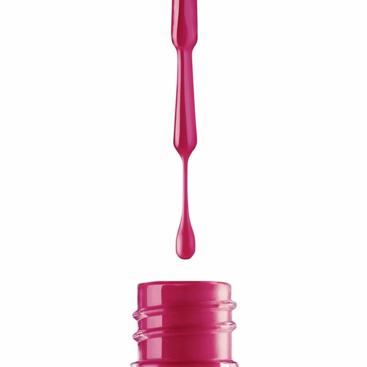 Nagellak druppelt uit fles. Druppelvorm. Flessenhals met rode kleur. Witte achtergrond.
