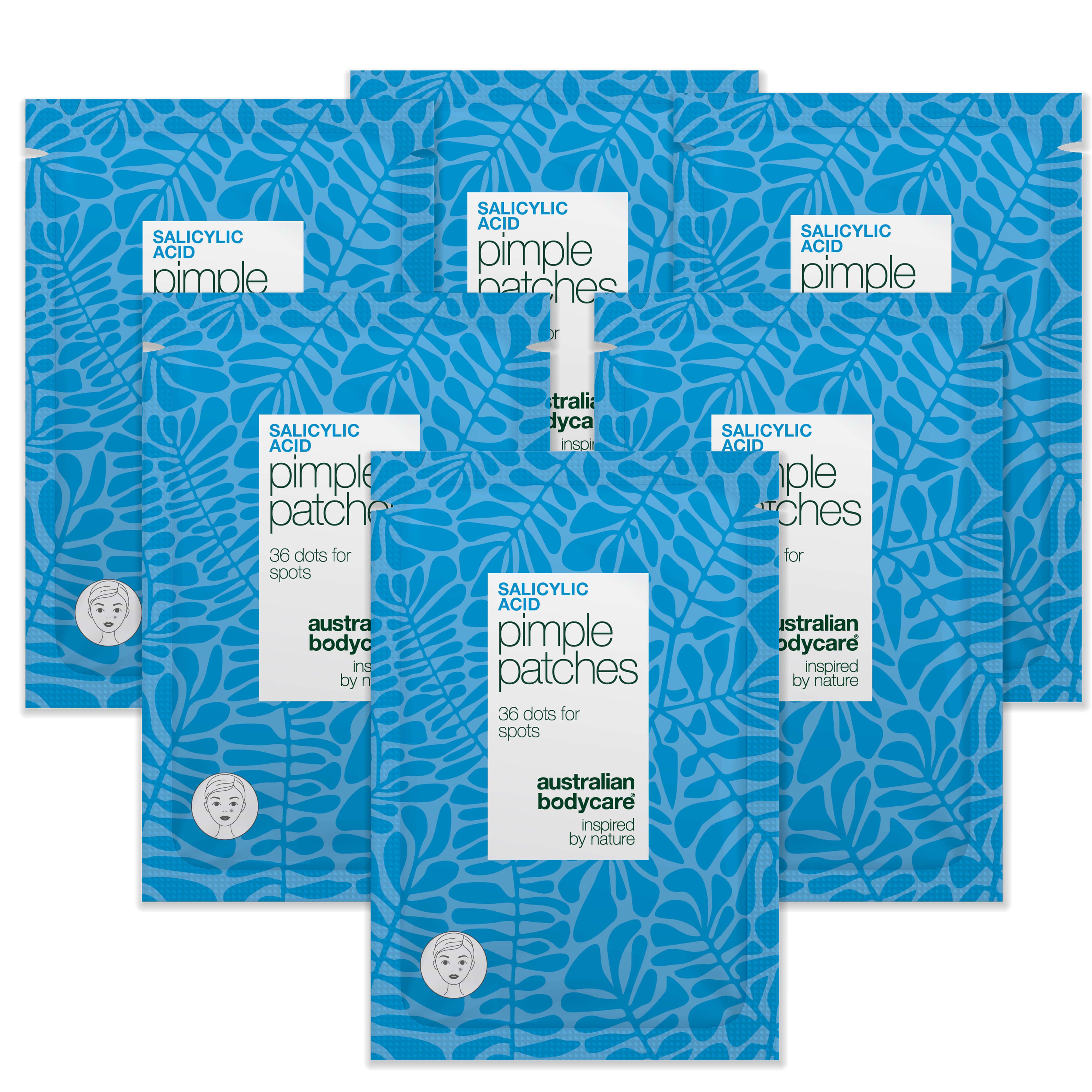 Meerdere verpakkingen puistjespleisters. Blauwe verpakking met bladerenpatroon en wit etiket met productinfo en logo.