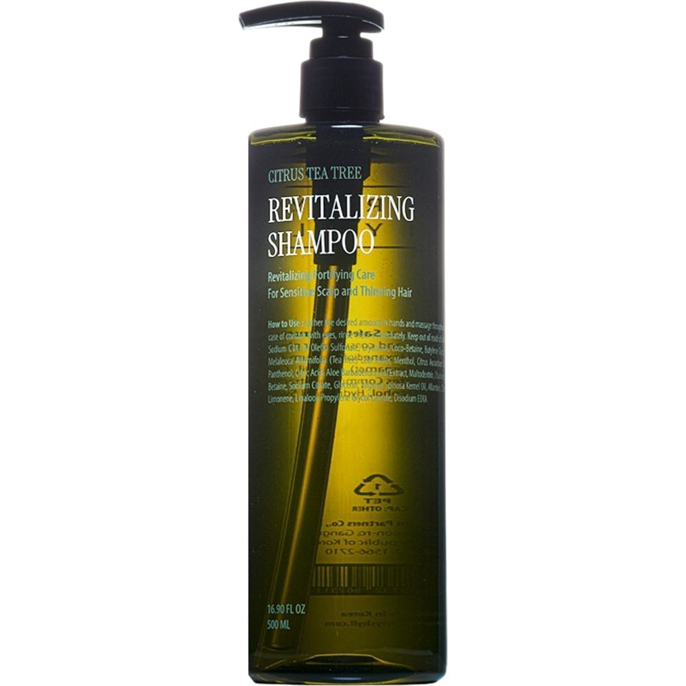 Groene shampoo fles met zwarte pomp. Opschrift: Revitalizing Shampoo. Tekst voor gevoelige hoofdhuid en dunner wordend haar.