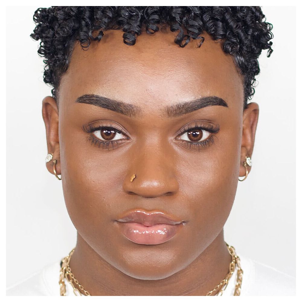 Portrait d'une personne maquillée. Teint, yeux, lèvres.