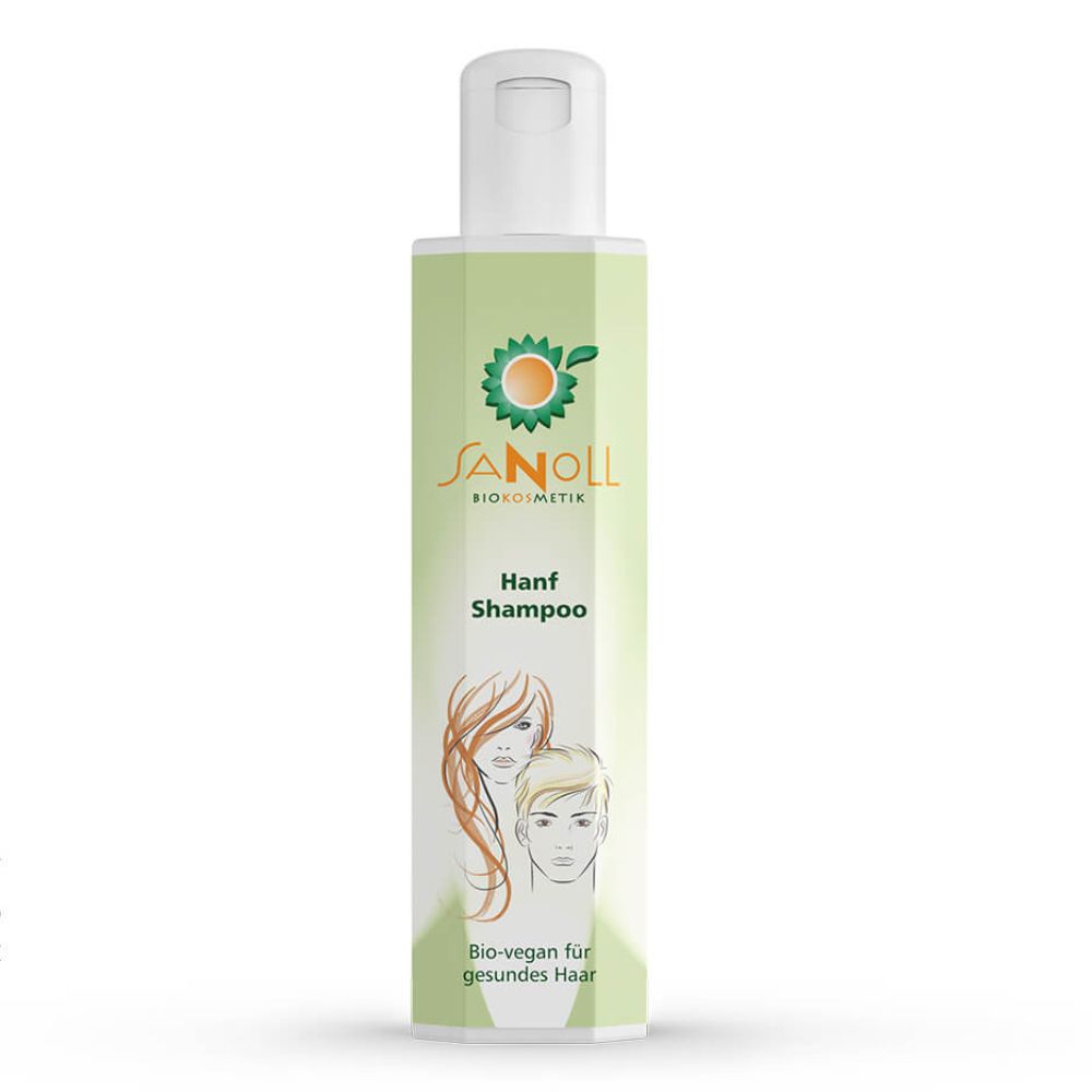 Groene fles met witte dop. Opschrift: Sanoll Biokosmetik Hanf Shampoo. Illustratie van gezichten en haar. Tekst: Bio-vegan voor gezond haar.