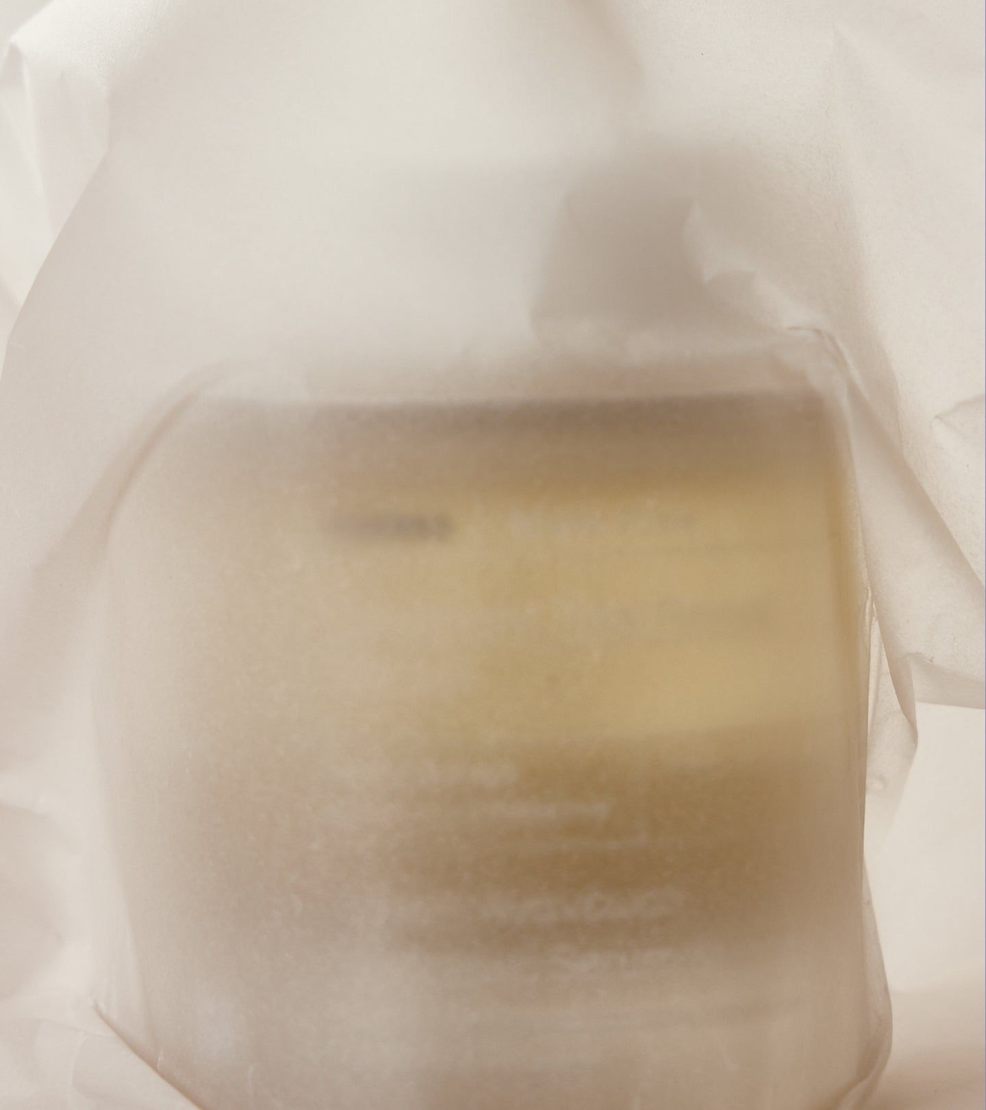 Produit emballé dans du papier. Seule la forme du produit est visible.