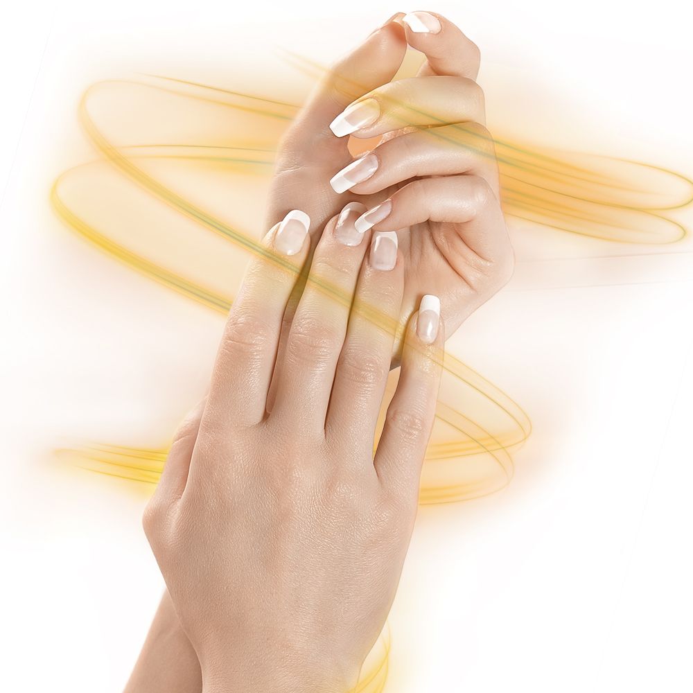 Close-up van handen met French nails. Lichte huid, lange nagels met witte punt. Gele lichteffecten.