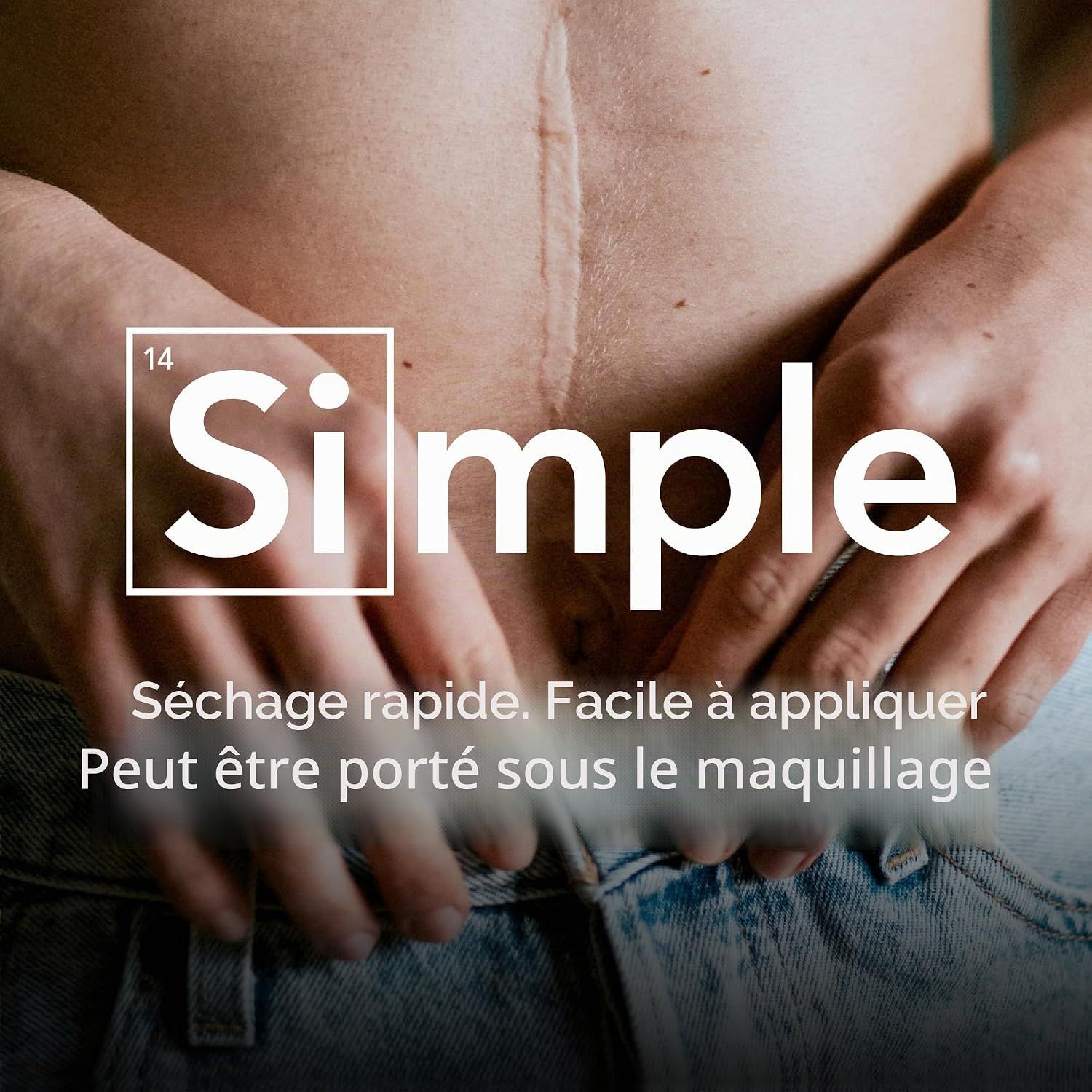 Gros plan d'une cicatrice abdominale visible sous des vêtements.
