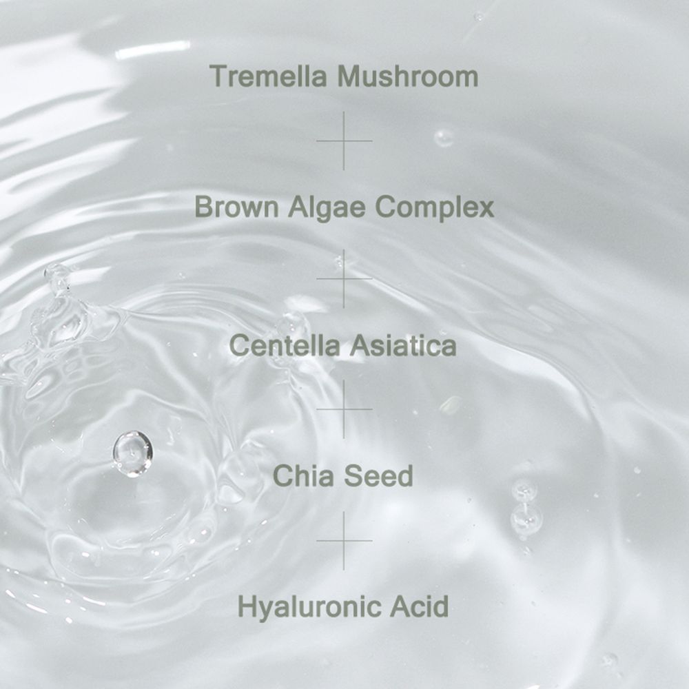 Close-up van water met ingrediëntnamen: Tremella Mushroom, Brown Algae Complex, Centella Asiatica, Chia Seed, Hyaluronzuur.