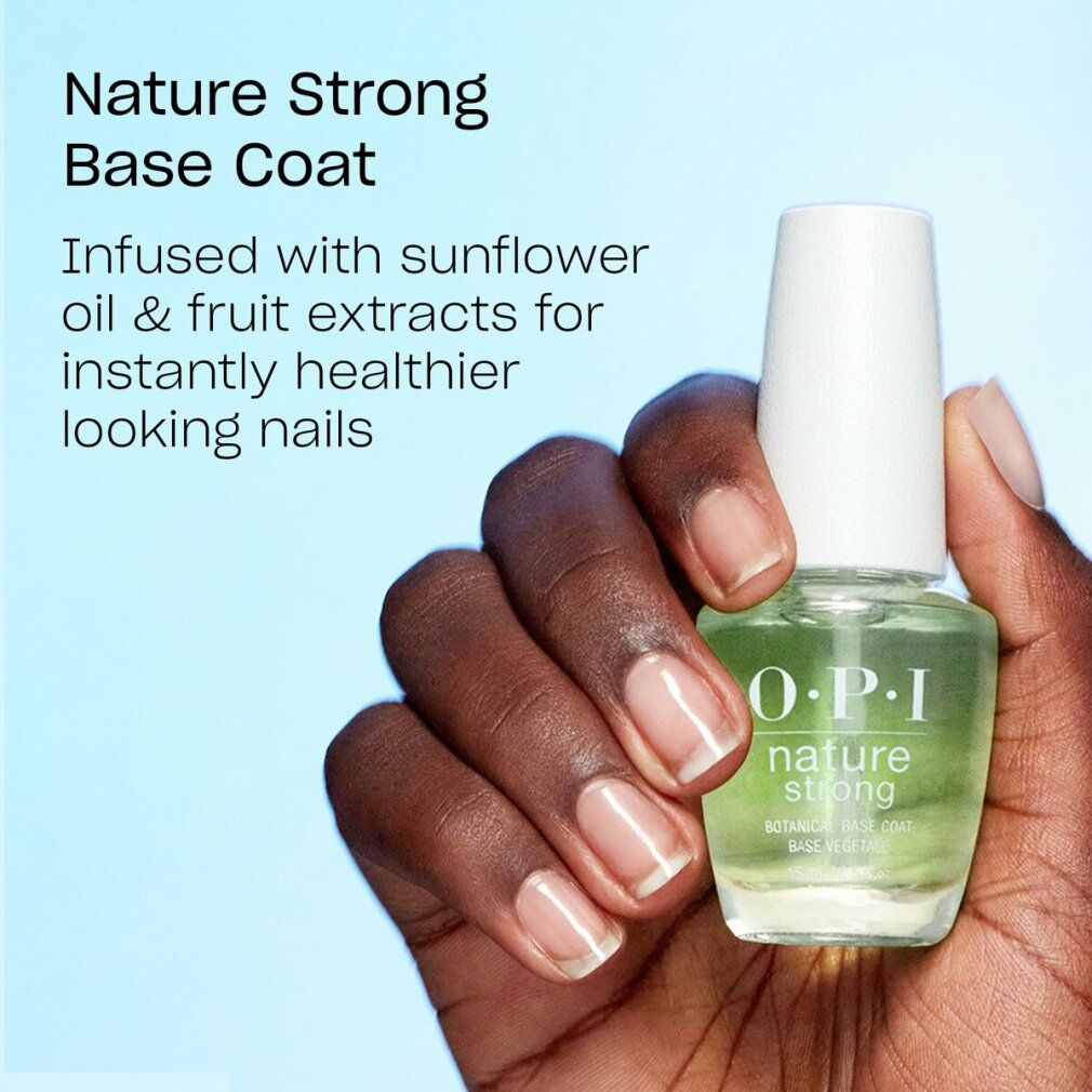 Base coat OPI Nature Strong. Bouteille avec bouchon blanc. Inscription: OPI, Nature Strong. Main avec ongles vernis.