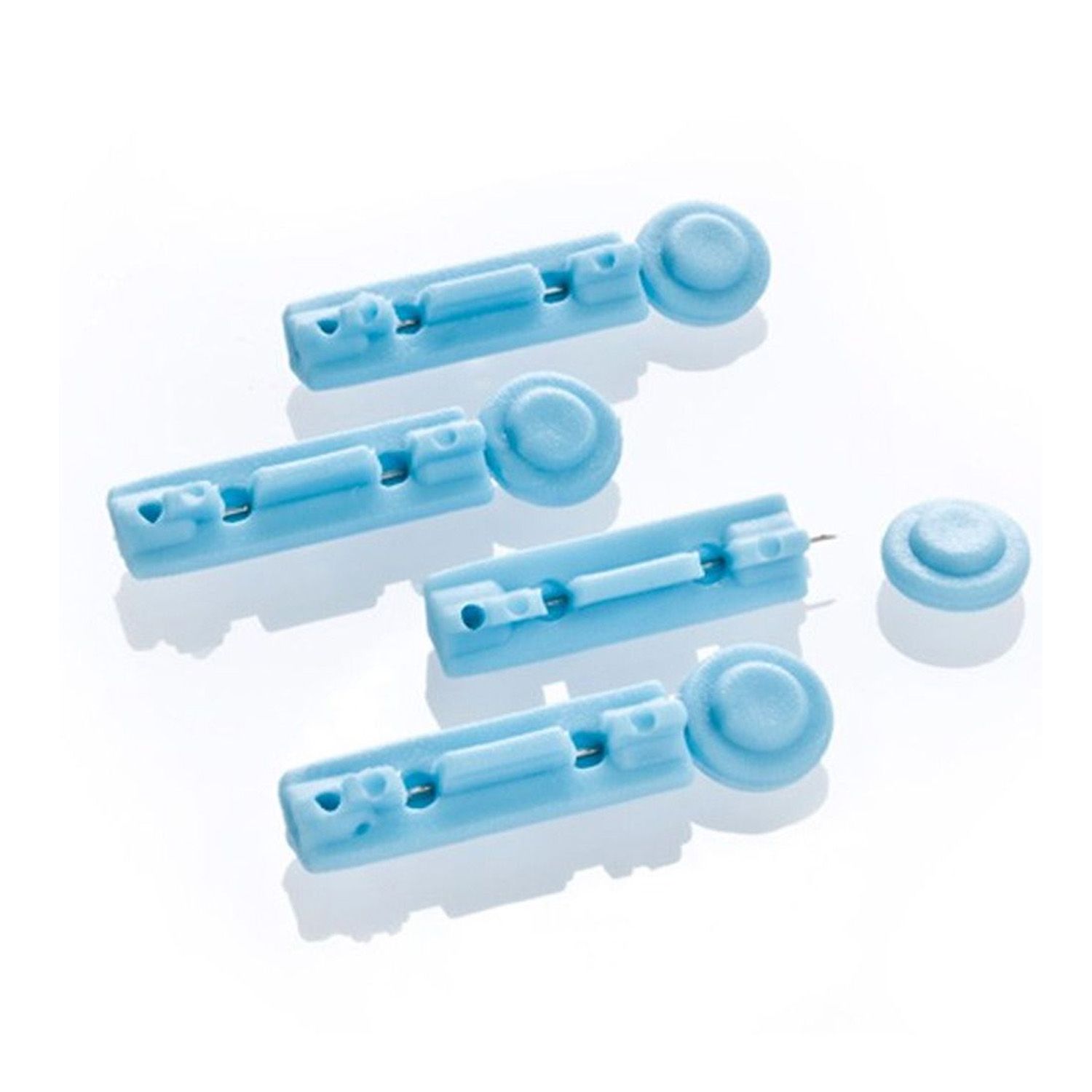 Blauwe lancetten. Vier stuks, waarvan één los. Ronde vorm met rechthoekig lichaam. Steriel.