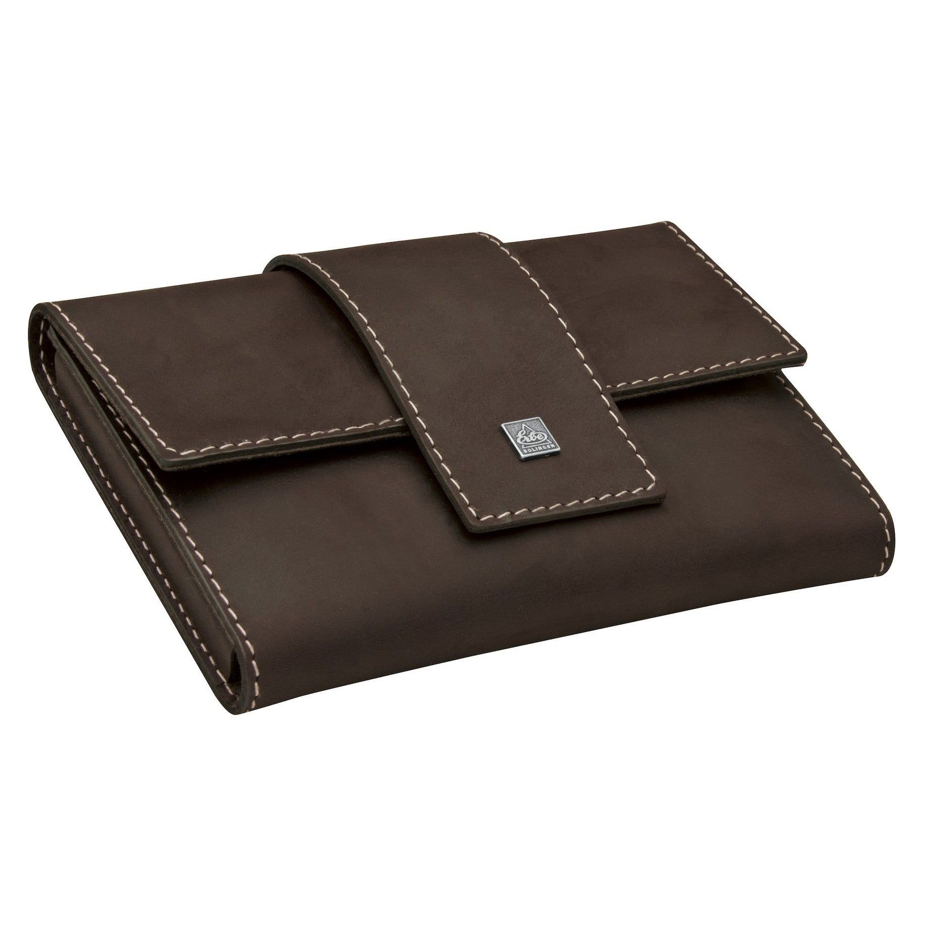 Bruin lederen etui met witte stiksels en sluiting. Klein metalen logo. Gesloten.