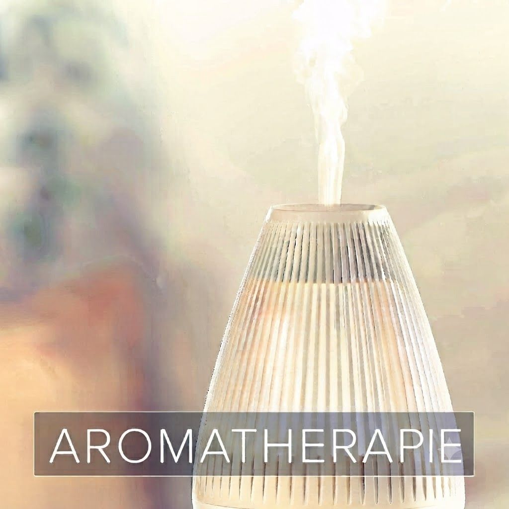 Un diffuseur blanc à surface côtelée émet de la vapeur. Texte : AROMATHERAPIE.