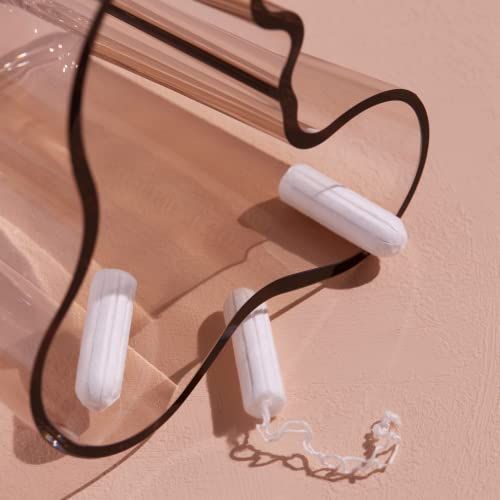 Trois tampons et un support transparent. Fond rose.