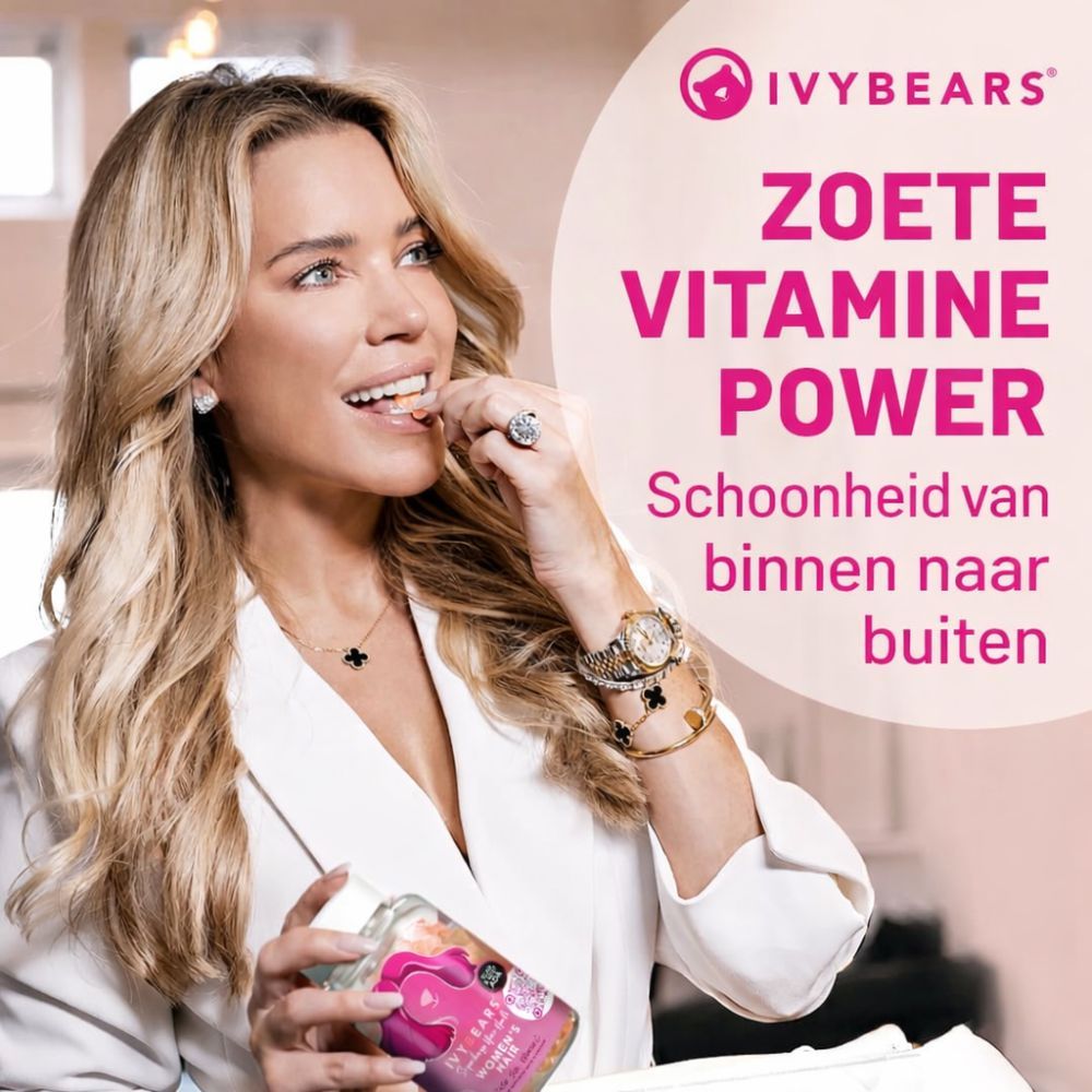 Hand houdt een roze gummybeer vast. Tekst: 'Kauwen 2 gummies per dag, geen eten of water nodig'.