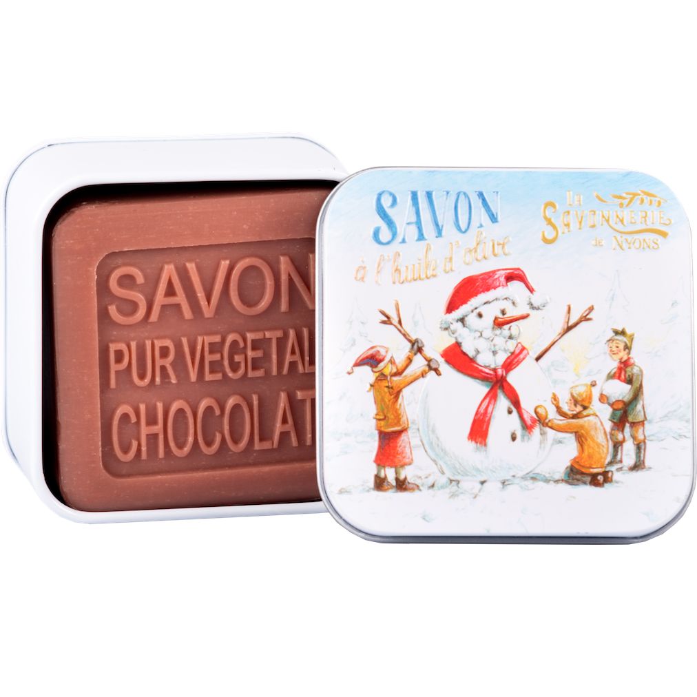 Boîte métallique ouverte avec savon. Savon marron avec texte. Couvercle avec illustration de bonhomme de neige et texte "Savon".