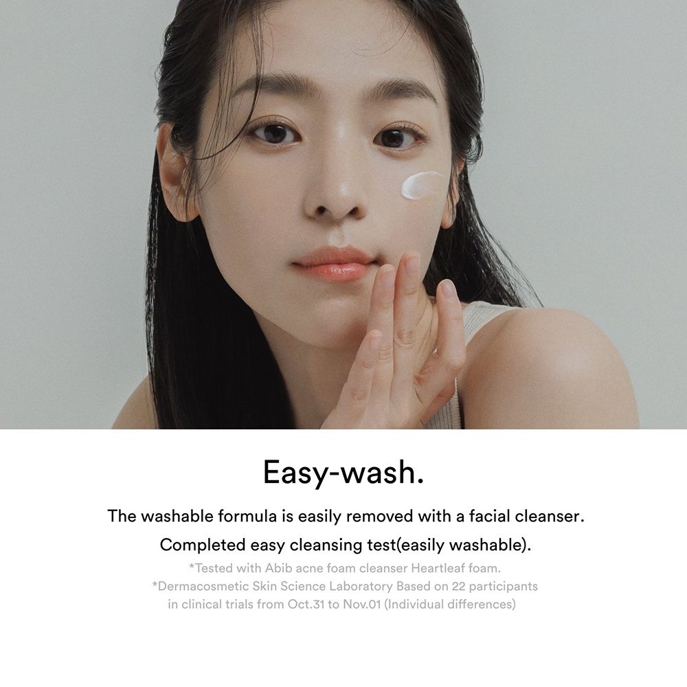 Femme avec crème sur la joue. Texte : Easy-wash. Formule lavable, facile à enlever avec un nettoyant pour le visage.