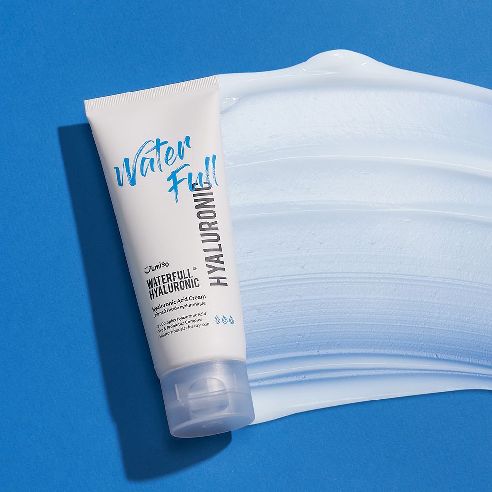 Tube blanc avec texte bleu sur fond bleu. Crème à côté. Inscription: Water Full Hyaluronic.