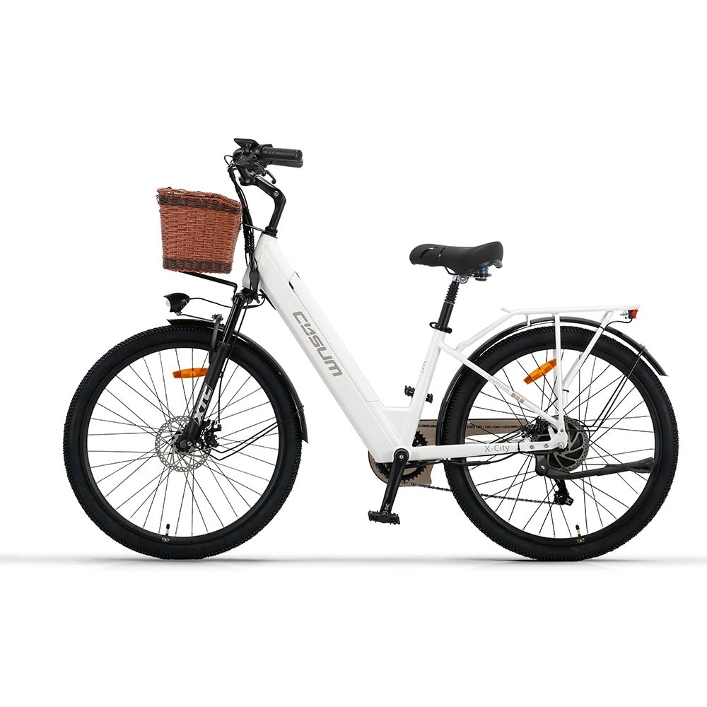 Witte elektrische fiets met mand, zwart frame en banden. Merk CYSUM.