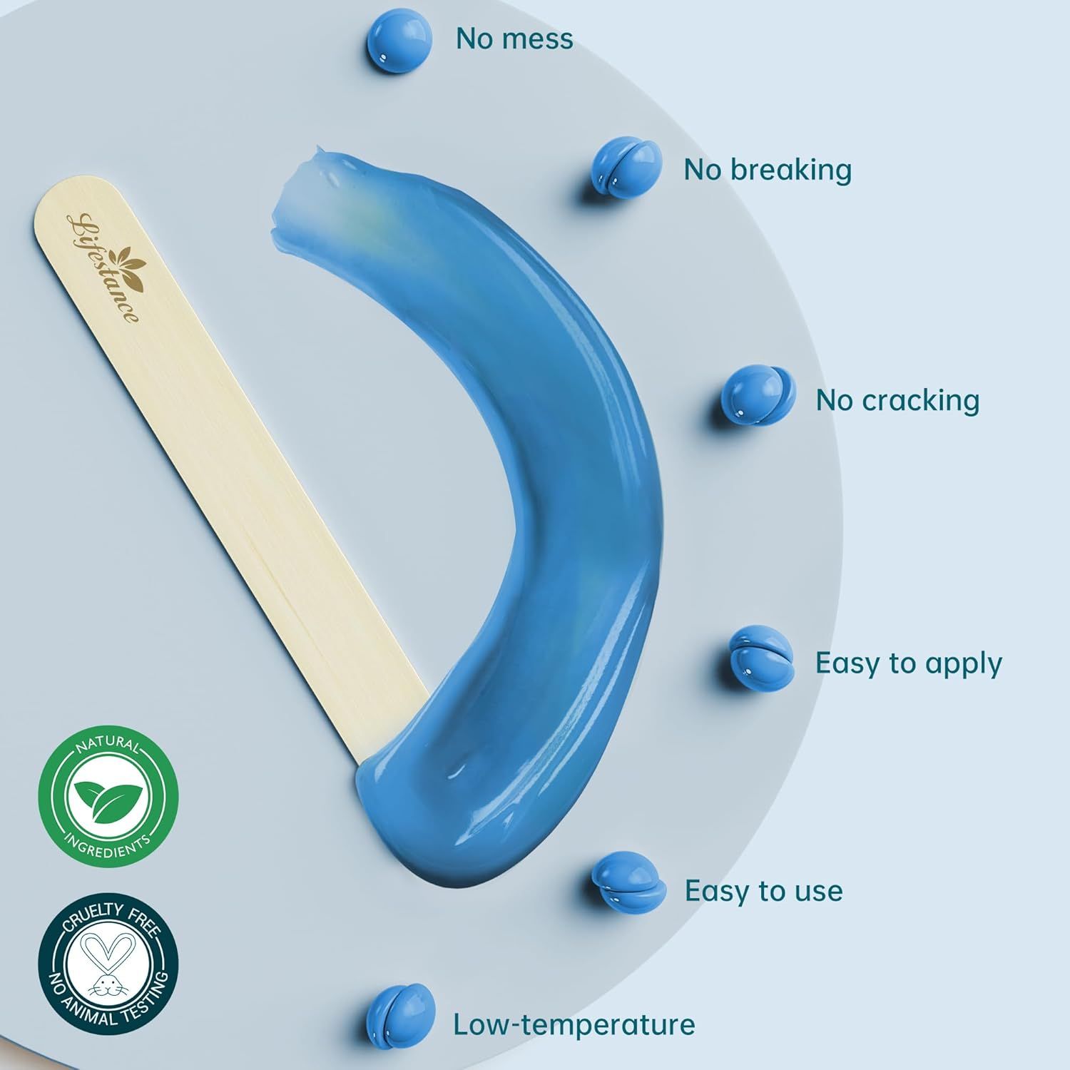 Cire bleue sur spatule en bois. Texte : Naturel, sans cruauté, facile à appliquer, basse température.
