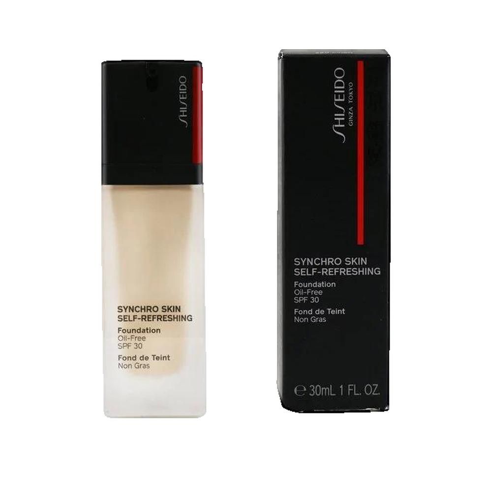 Fond de teint liquide avec bouchon noir et emballage. Inscription: Shiseido, Synchro Skin Self-Refreshing, SPF 30, sans huile.