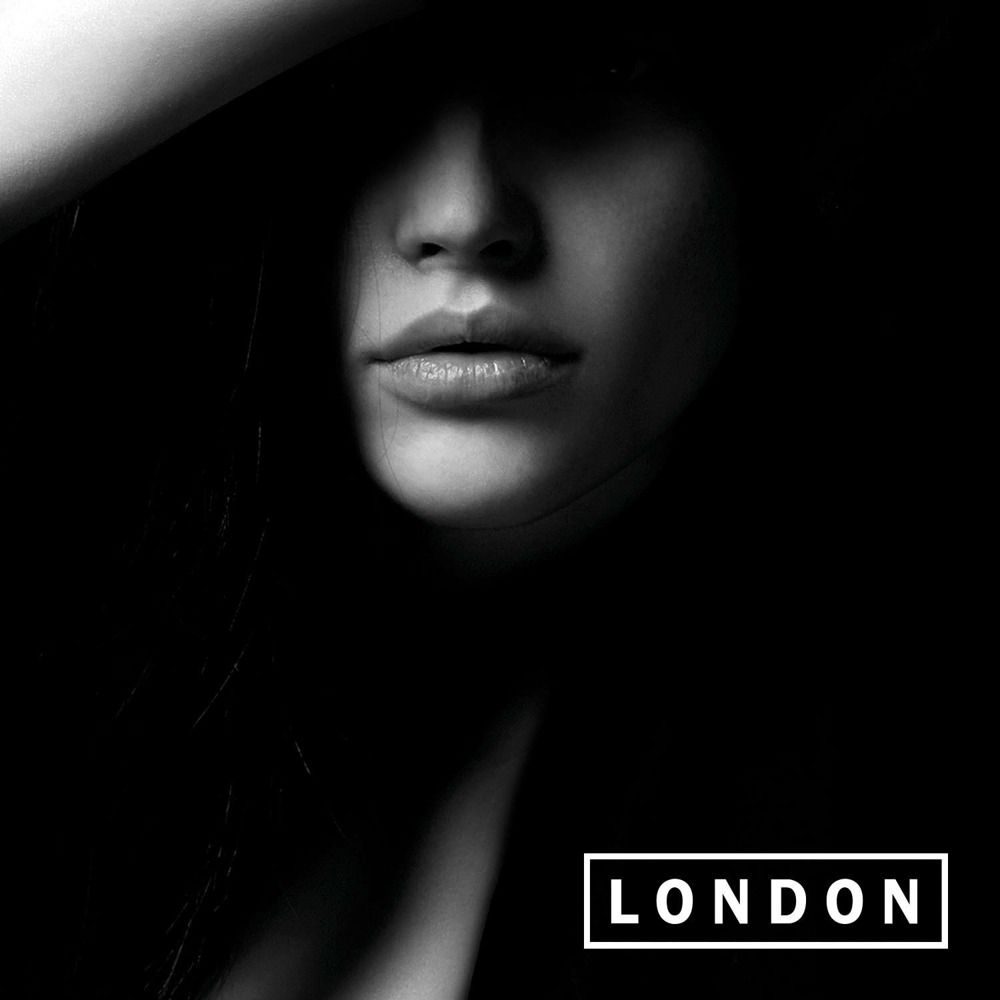 Portrait en noir et blanc d'une femme. Texte : LONDON.