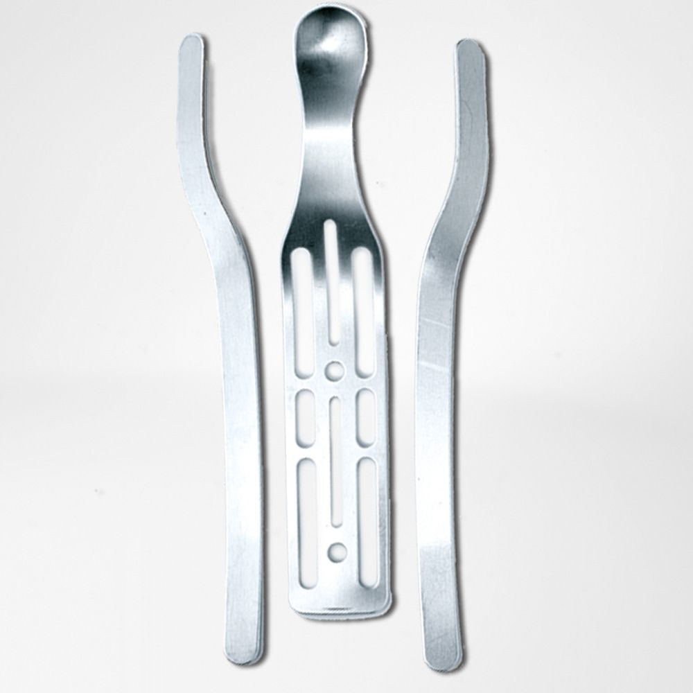 Drie metalen rails voor een polsbrace. Eén rail met gaten, twee gebogen rails.