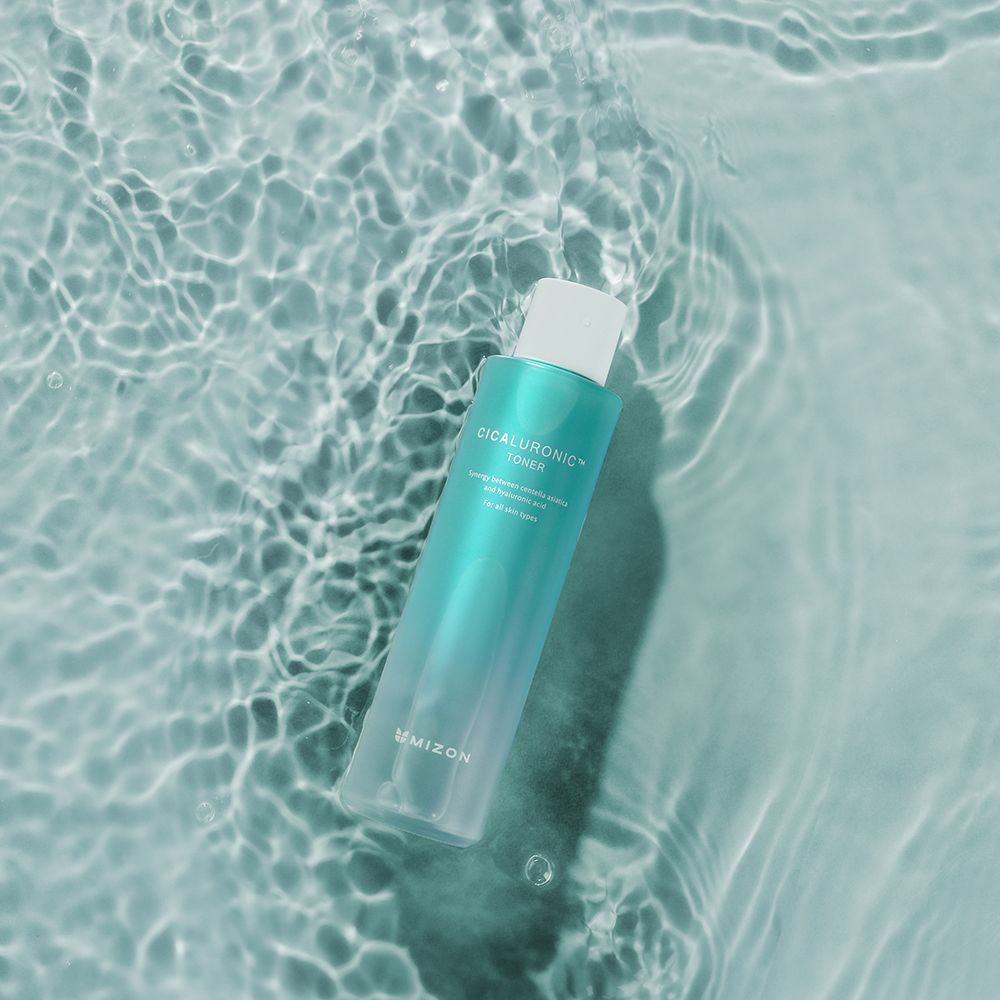 Groene fles met witte dop. Opschrift: Cicaluronic Toner. Merk Mizon.