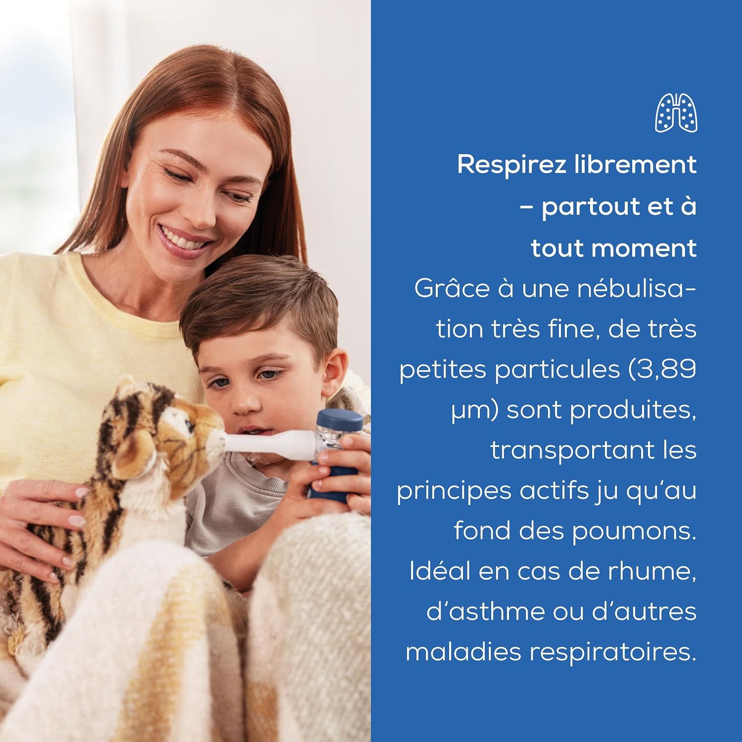 Un enfant utilise un appareil de nébulisation portable, sa mère assise à côté.
