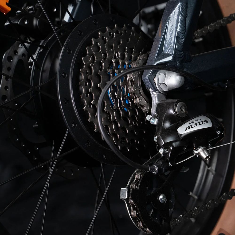 Close-up van het achterwiel van een e-bike met Shimano versnelling en ketting.