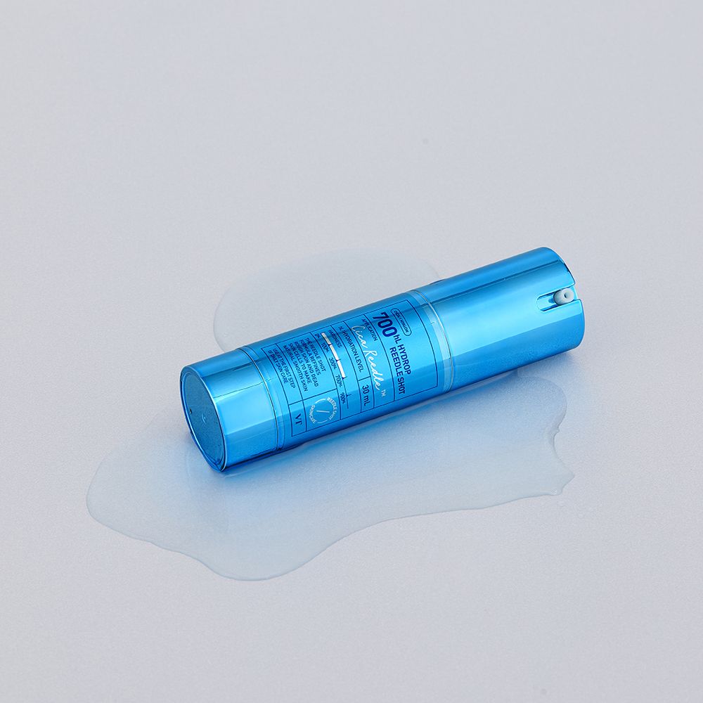 Produit cylindrique bleu, Hydrop Reedle Shot 700, sur fond blanc. Liquide autour du produit.