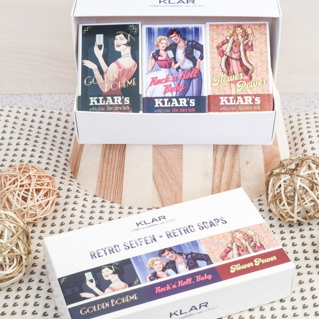 Geschenkset met retro zeep. Witte doos met drie zepen en een andere doos. Beide dozen tonen illustraties en de tekst "Retro Seifen".