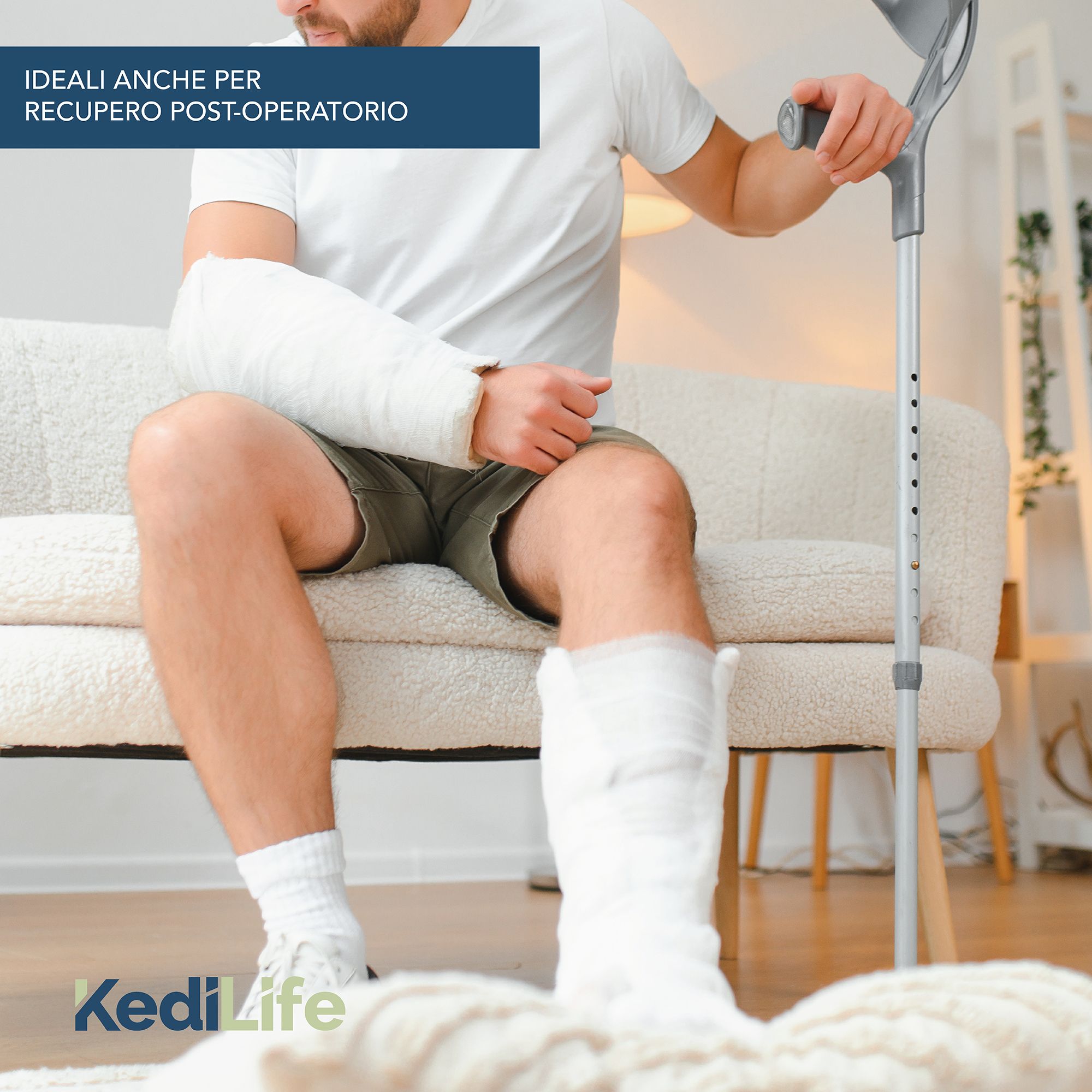 Man met been en arm in het gips zit op een bank. Tekst: Ook ideaal voor postoperatief herstel. Merk: KediLife.