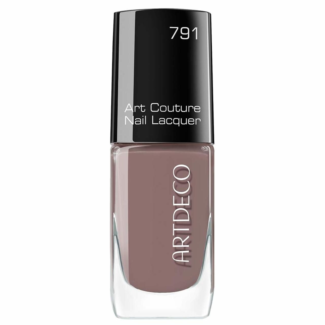 Artdeco Art Couture nagellak. Fles met bruine nagellak. Zwarte dop met opschrift 791 en productnaam. Vierkante vorm.