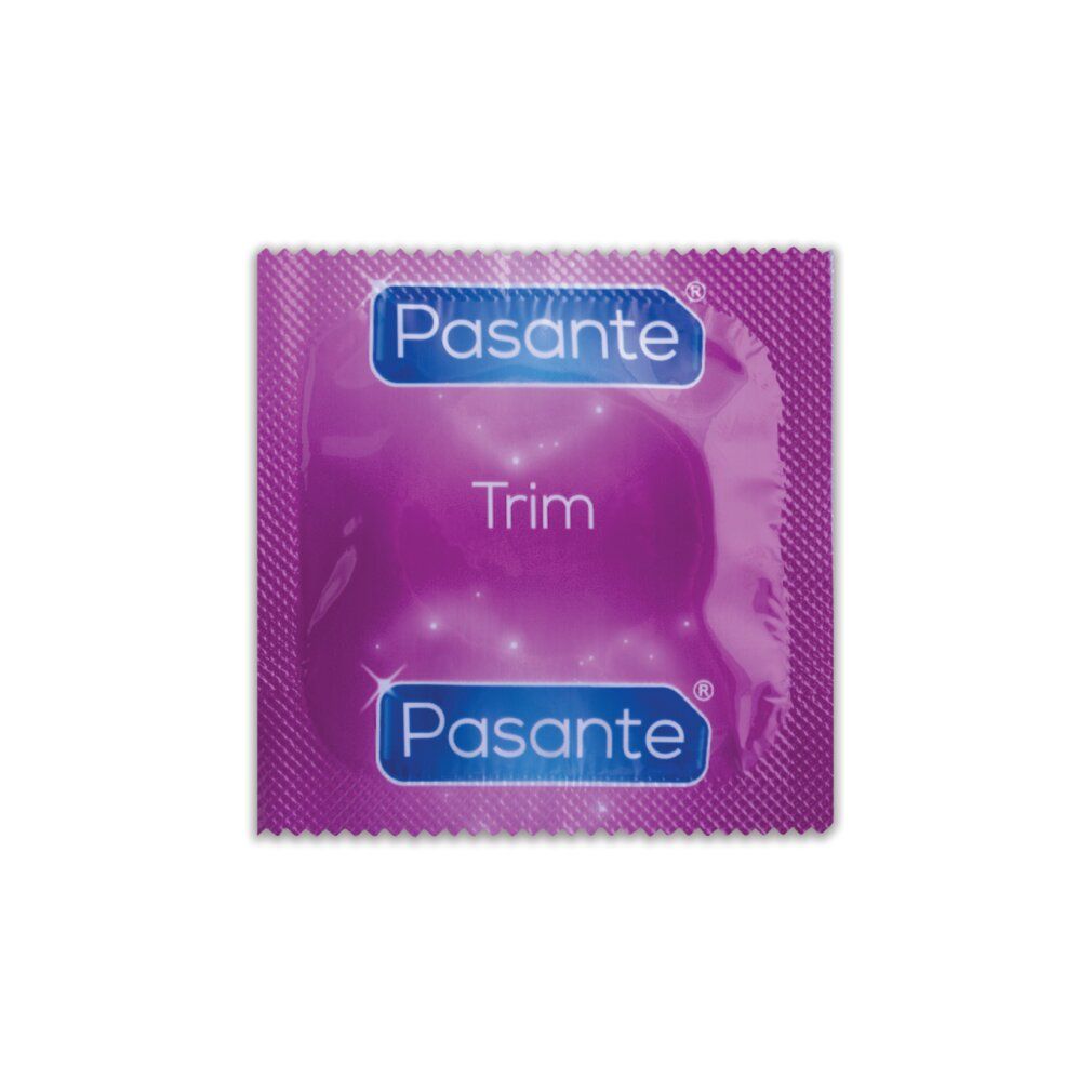 Individuele verpakking van een condoom. Roze verpakking met merknaam Pasante en productnaam Trim.