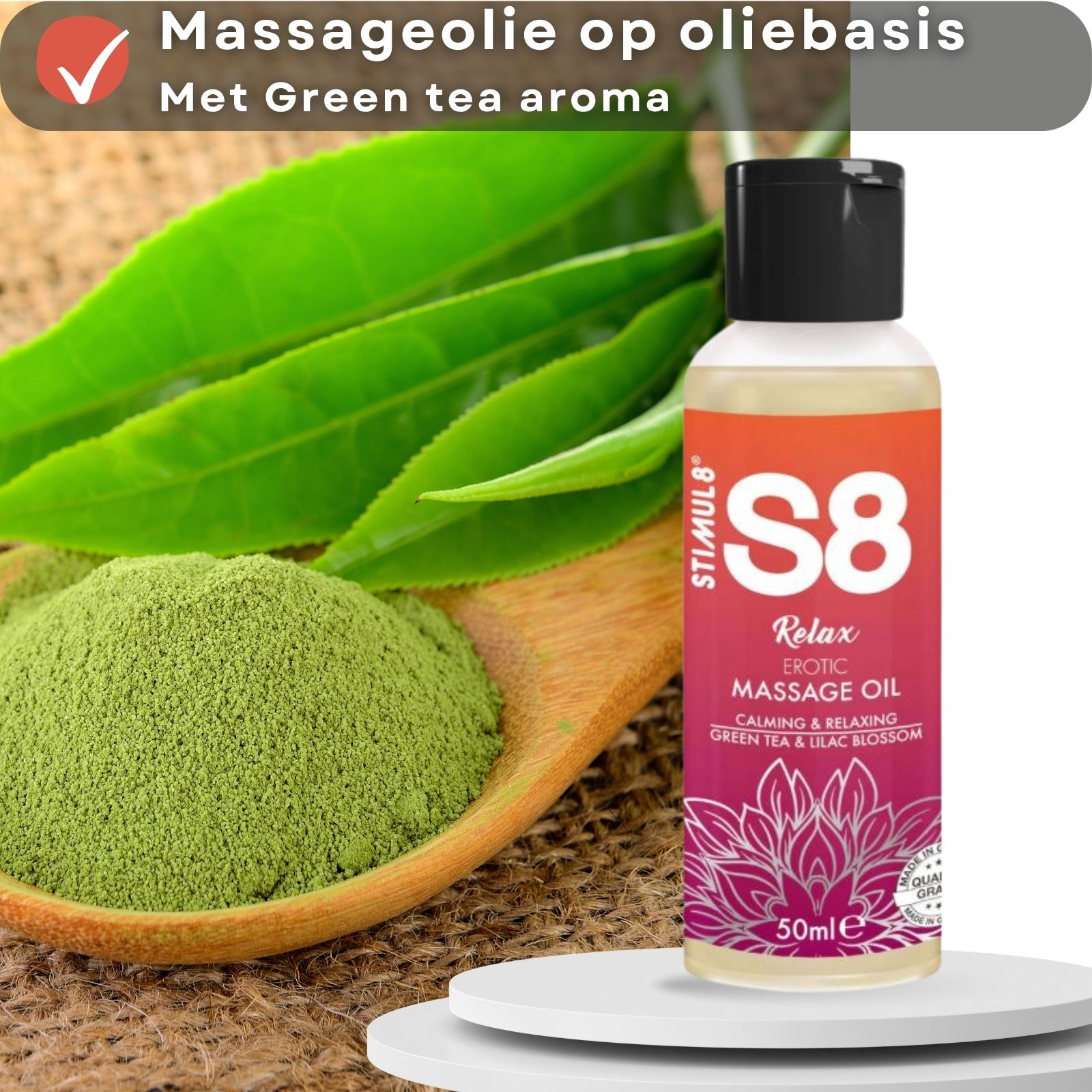Fles massageolie S8 Relax, naast groene theebladeren en poeder. 50 ml.