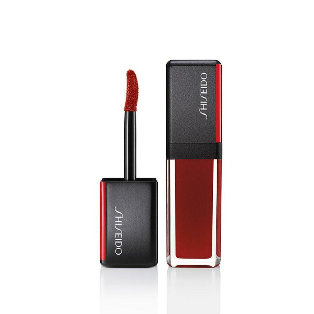 Rode lipgloss met zwarte dop. Applicator zichtbaar. Shiseido-logo op de verpakking.